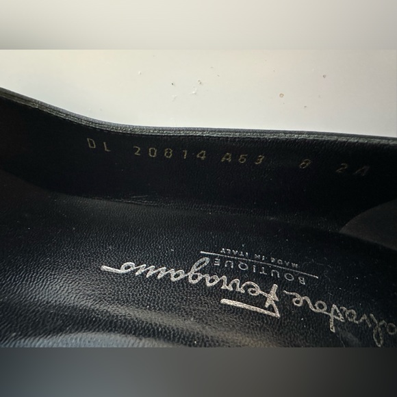 SALVATORE FERRAGAMO Vintage Sz 8 AA Black Navy Blue Patent Leather Kitten Heel - Picture 10 of 15